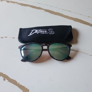 Detour Women’s Tortoiseshell Frame Sunglasses with Green Mirrored Lenses